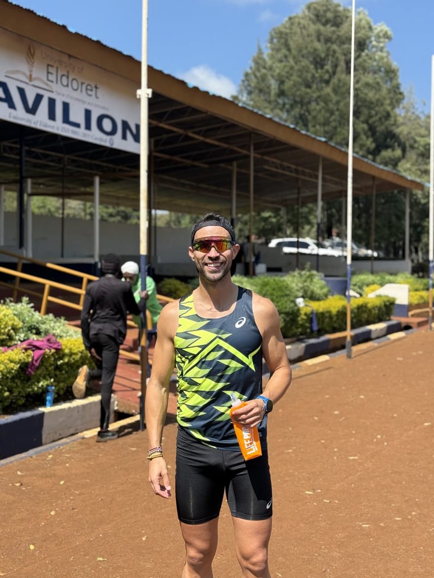 Alex Lamata en la pista de tierra del pabellón de la Universidad de Eldoret, Kenia