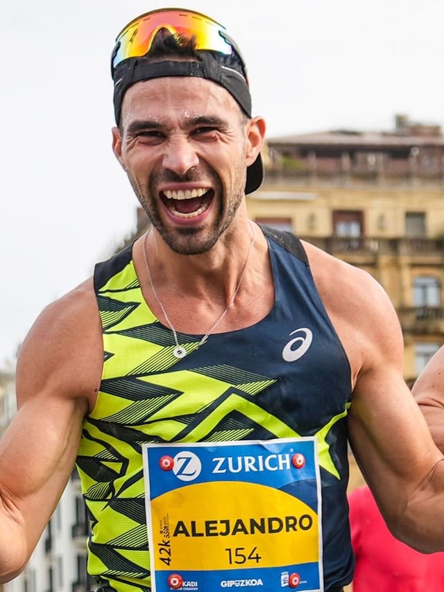 Alex Lamata gritando de euforia con el dorsal 154 en el Maratón de San Sebastián